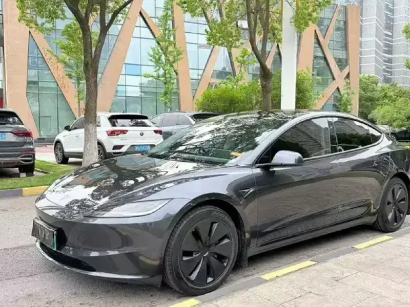 2023 Tesla Model 3 с пробегом 30 000 км
