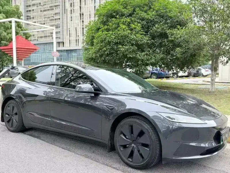 2023 Tesla Model 3 с пробегом 30 000 км