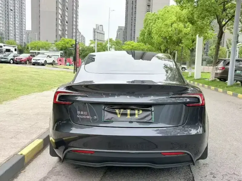 2023 Tesla Model 3 с пробегом 30 000 км
