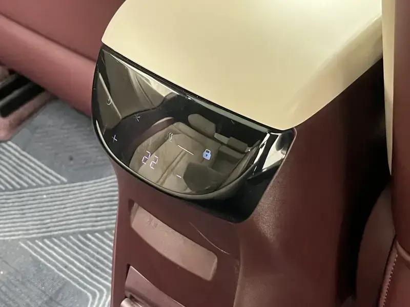 2025 Zeekr X с пробегом 5 700 км