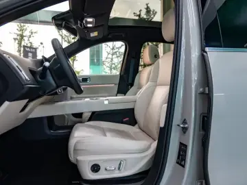 2025 Li Auto (Lixiang) L6 с пробегом 7 800 км