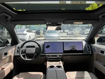 2025 Li Auto (Lixiang) L6 с пробегом 27 000 км