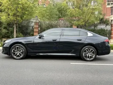 2025 BMW 5 серии с пробегом 11 000 км
