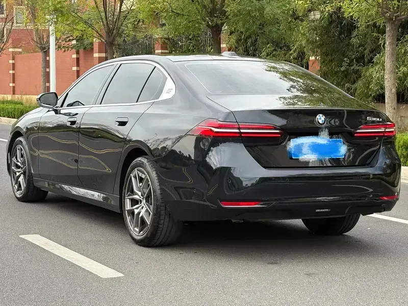 2025 BMW 5 серии с пробегом 11 000 км