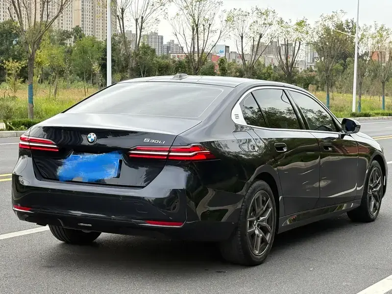 2025 BMW 5 серии с пробегом 11 000 км