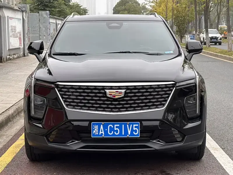 2024 Cadillac XT4 с пробегом 11 000 км