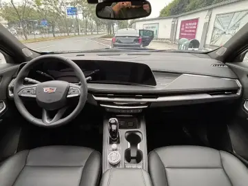 2024 Cadillac XT4 с пробегом 11 000 км