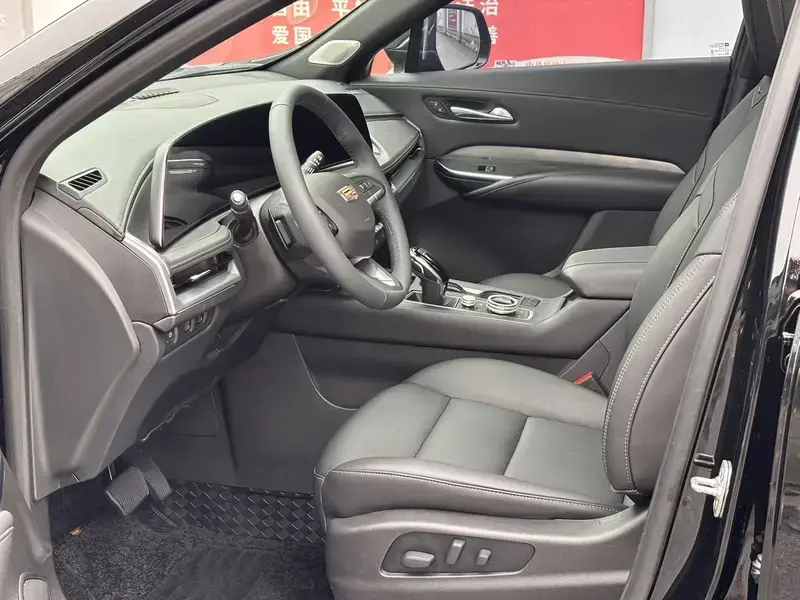 2024 Cadillac XT4 с пробегом 11 000 км