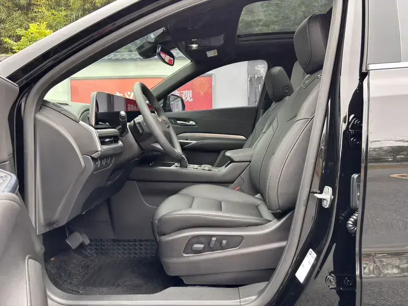 2024 Cadillac XT4 с пробегом 11 000 км