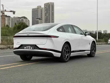 2025 Changan Qiyuan A07 с пробегом 100 км