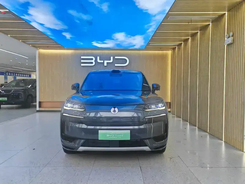 2025 Denza N9 с пробегом 8 200 км