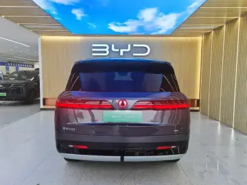 2025 Denza N9 с пробегом 8 200 км