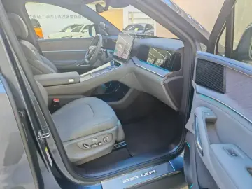 2025 Denza N9 с пробегом 8 200 км