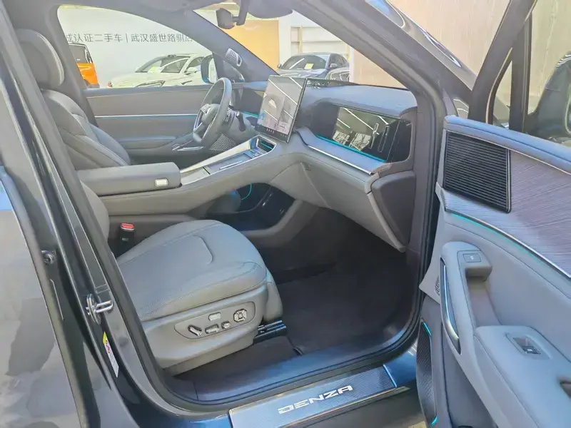 2025 Denza N9 с пробегом 8 200 км