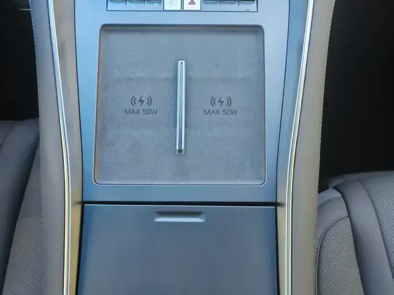 2025 Denza N9 с пробегом 8 200 км
