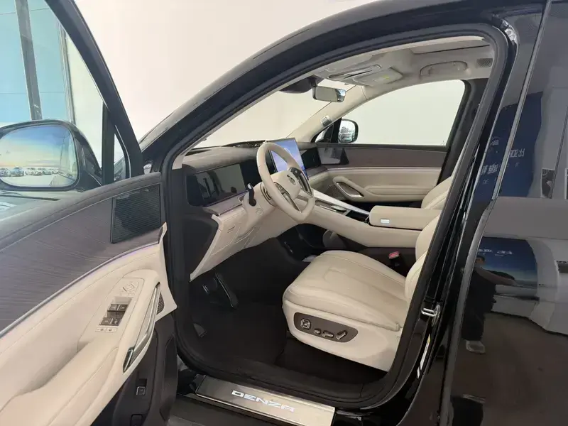 2025 Denza N9 с пробегом 12 000 км
