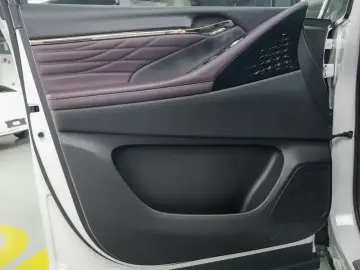 2024 GAC Trumpchi M8 с пробегом 10 500 км