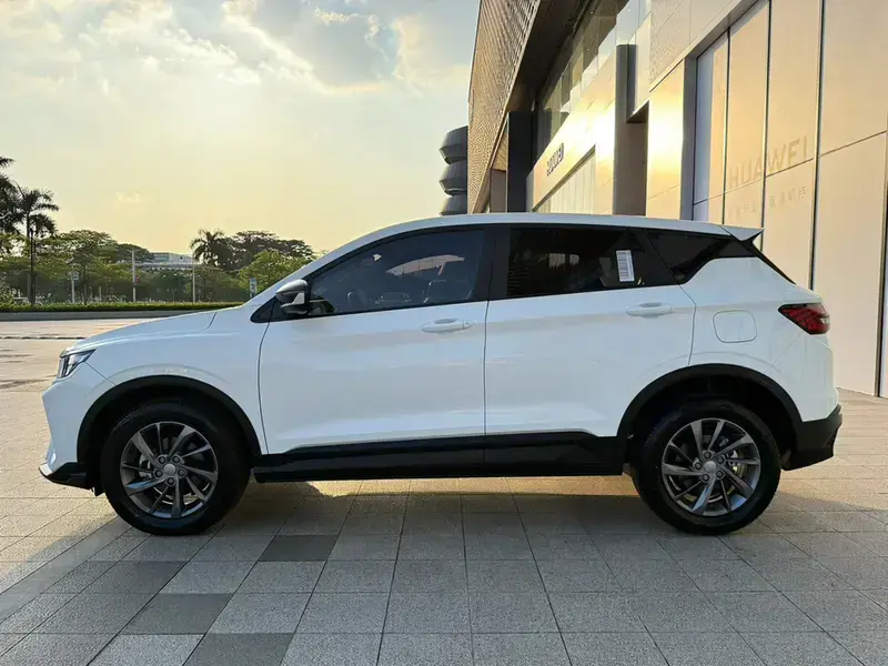 2025 Geely Binyue с пробегом 4 000 км