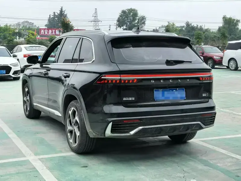 2025 Geely Monjaro с пробегом 23 000 км