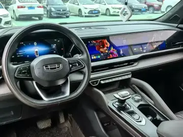 2025 Geely Monjaro с пробегом 23 000 км