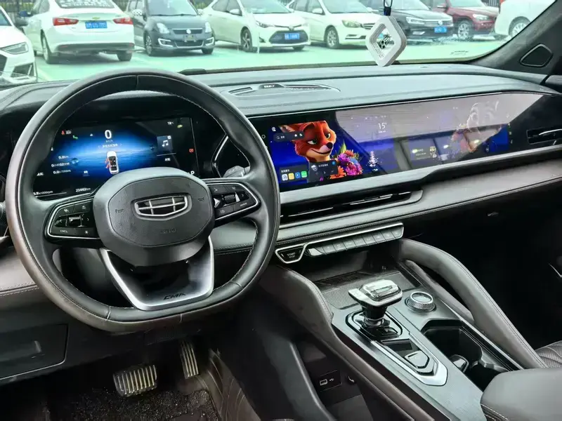2025 Geely Monjaro с пробегом 23 000 км