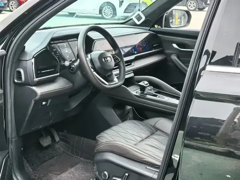 2025 Geely Monjaro с пробегом 23 000 км