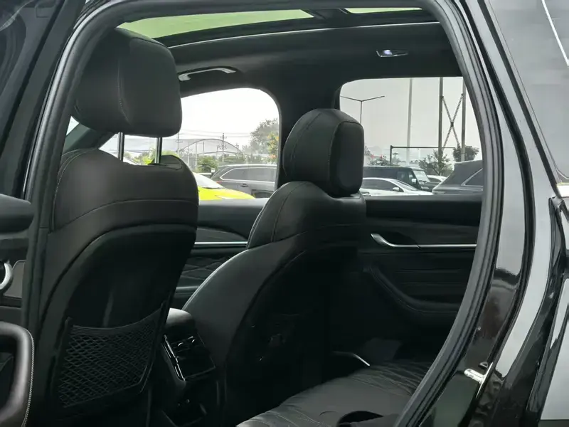 2025 Geely Monjaro с пробегом 23 000 км