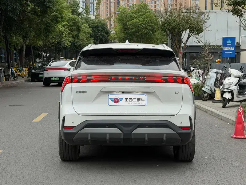 2023 Geely Galaxy L7 с пробегом 47 000 км