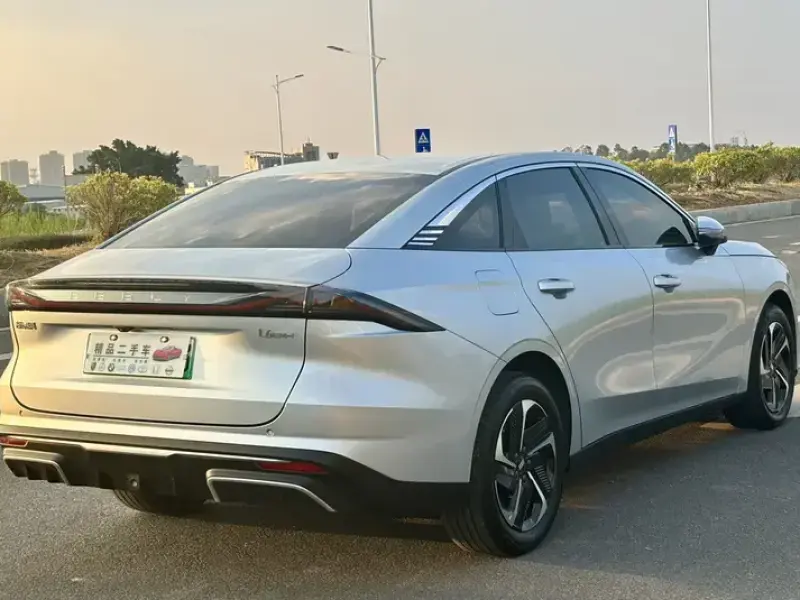 2025 Geely Galaxy L6 с пробегом 32 700 км