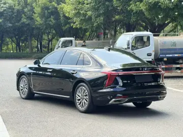 2023 Hongqi H5 с пробегом 33 000 км