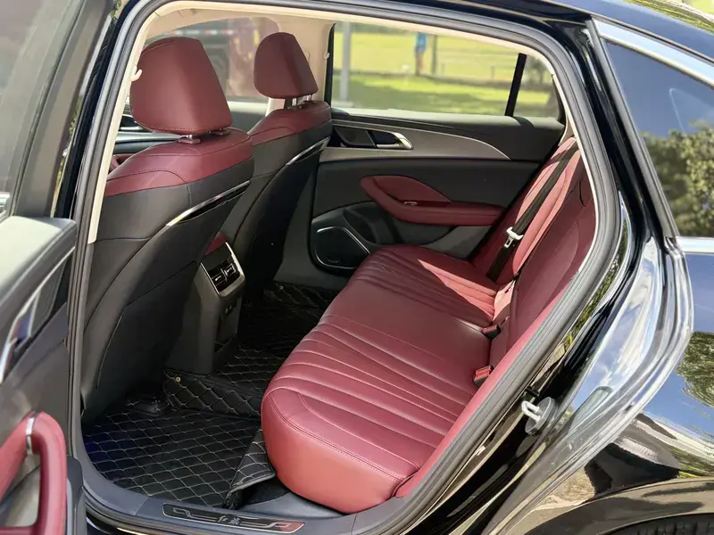 2023 Hongqi H5 с пробегом 33 000 км
