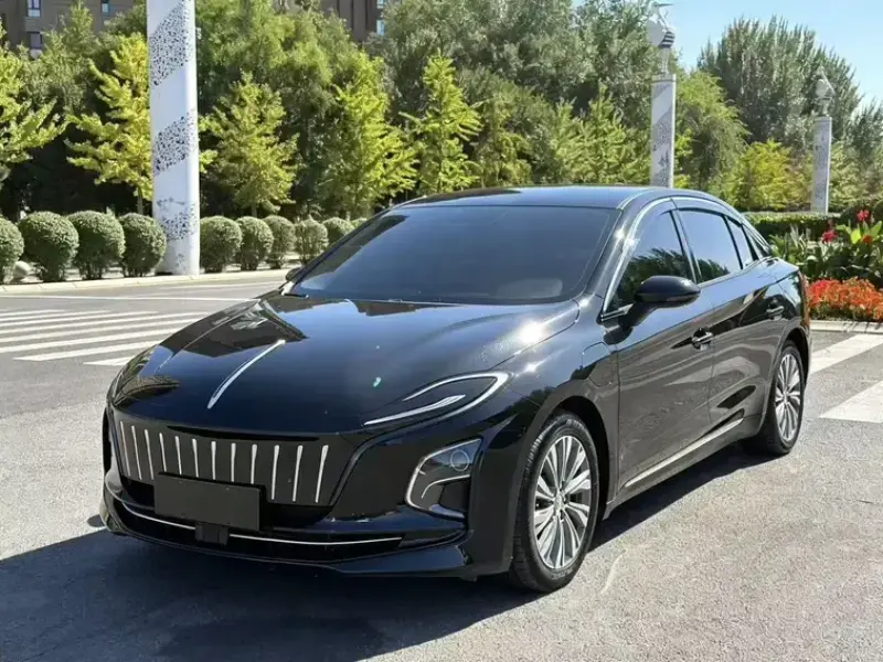 2025 Hongqi E-QM5 с пробегом 18 000 км