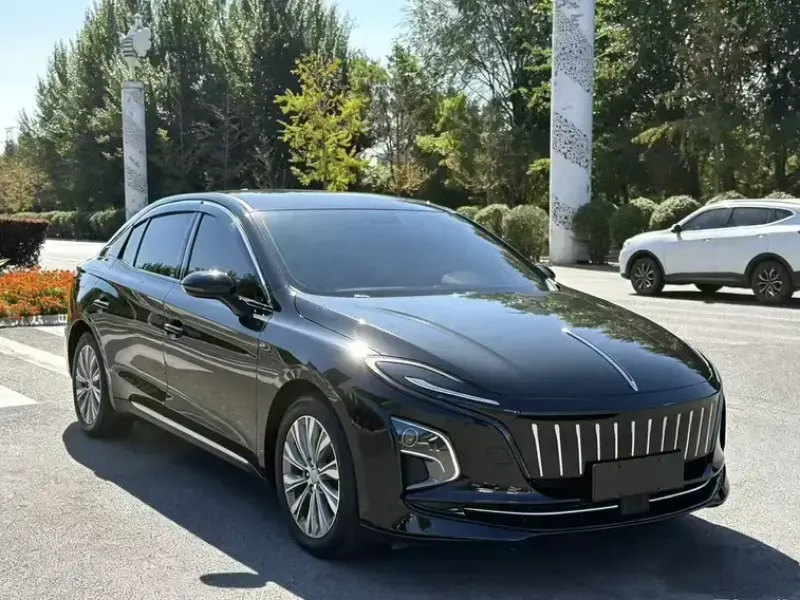 2025 Hongqi E-QM5 с пробегом 18 000 км