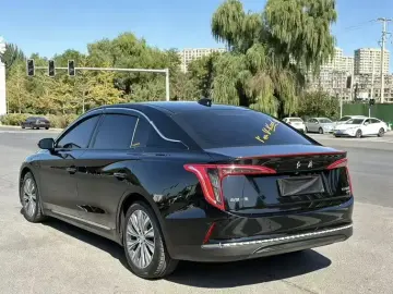 2025 Hongqi E-QM5 с пробегом 18 000 км