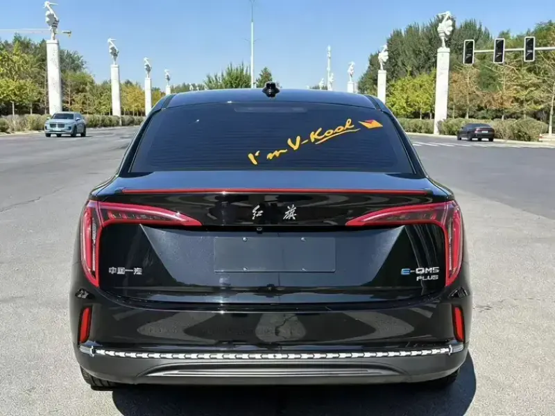 2025 Hongqi E-QM5 с пробегом 18 000 км
