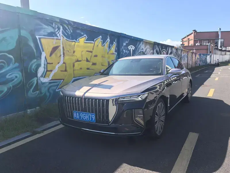 2025 Hongqi H9 с пробегом 2 200 км