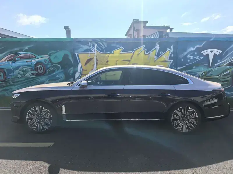 2025 Hongqi H9 с пробегом 2 200 км