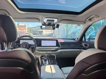 2025 Hongqi H9 с пробегом 2 200 км