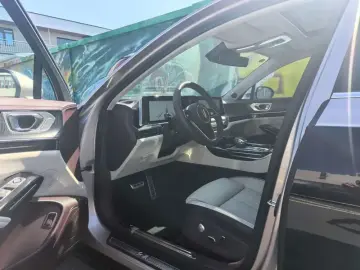 2025 Hongqi H9 с пробегом 2 200 км