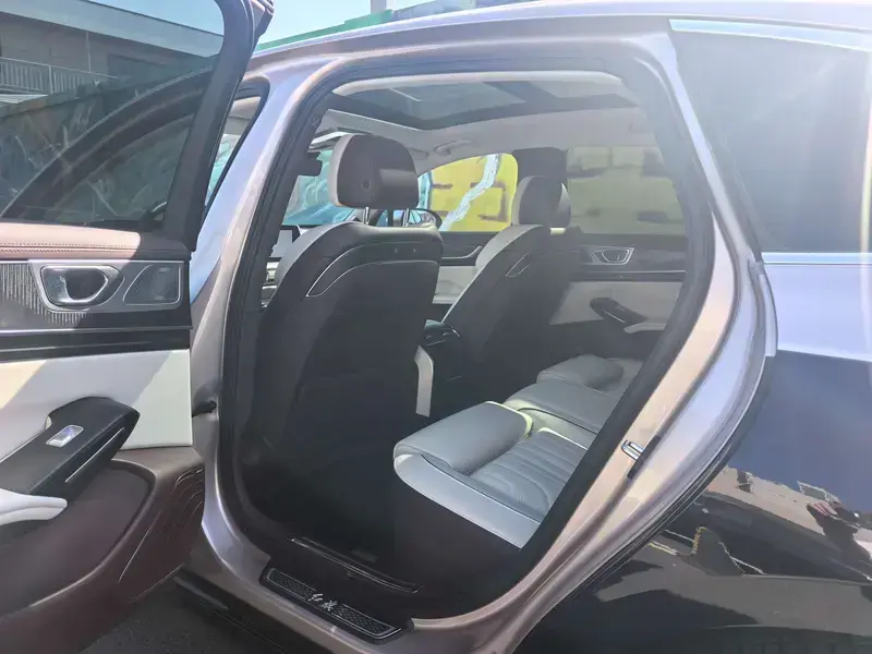 2025 Hongqi H9 с пробегом 2 200 км