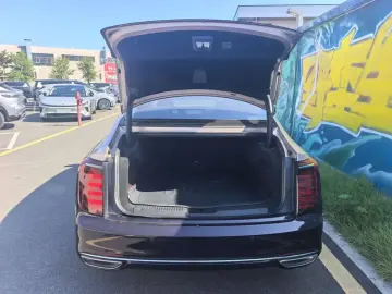 2025 Hongqi H9 с пробегом 2 200 км