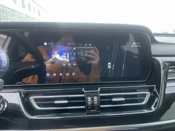 2025 Hongqi HS5 с пробегом 20 000 км