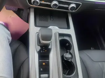 2025 Hongqi HS5 с пробегом 20 000 км