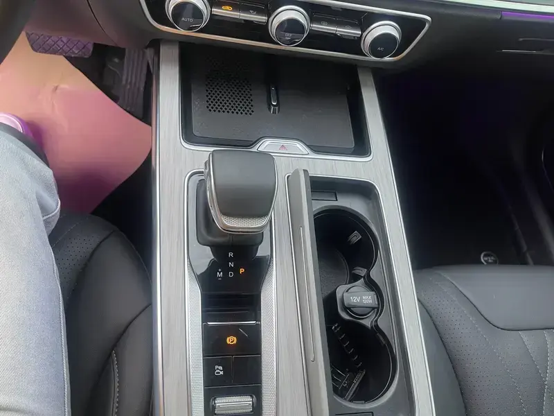 2025 Hongqi HS5 с пробегом 20 000 км