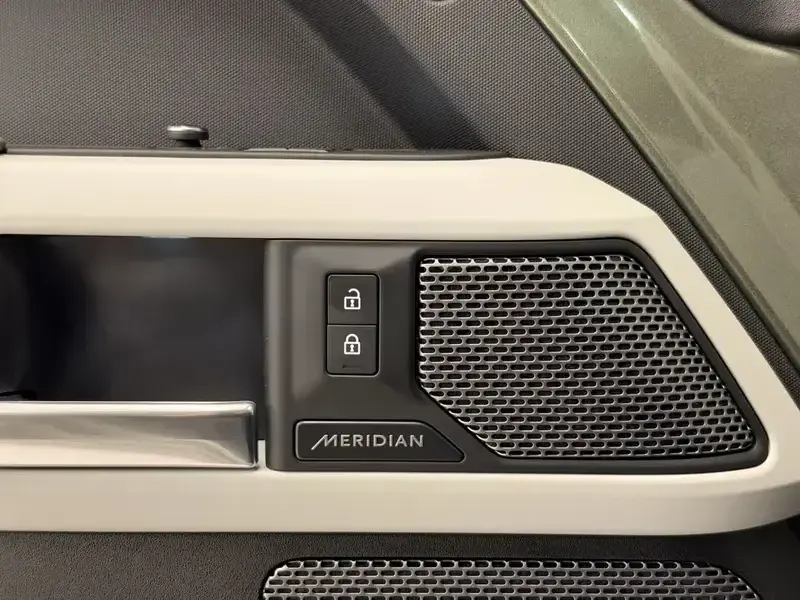 2022 Land Rover Defender с пробегом 23 000 км