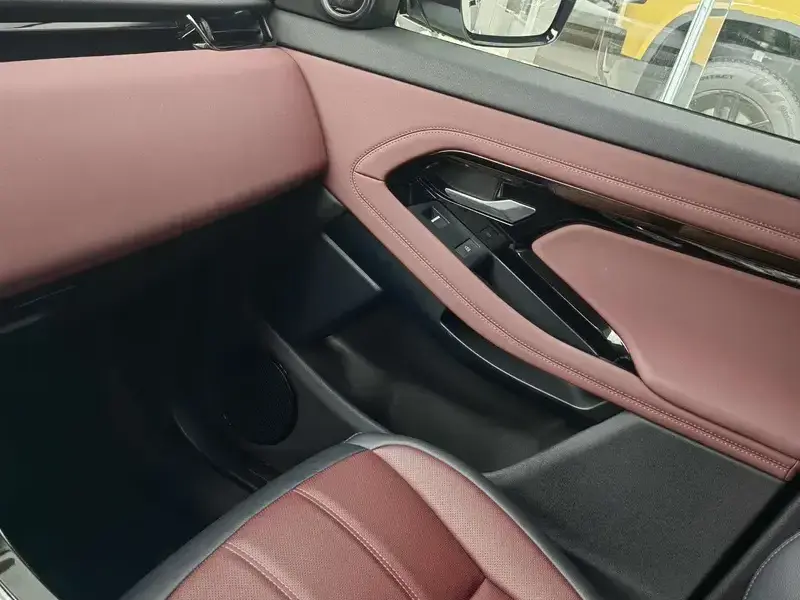 2026 Land Rover Range Rover Evoque с пробегом 3 500 км