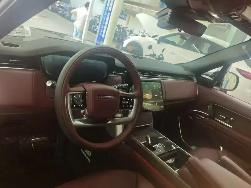 2025 Land Rover Range Rover с пробегом 2 600 км