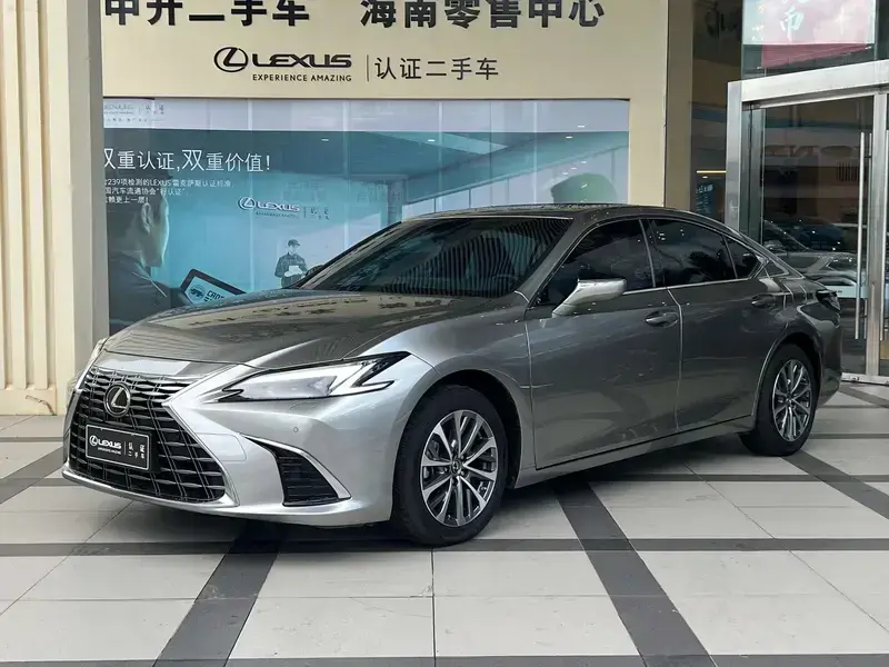 2025 Lexus ES с пробегом 10 300 км