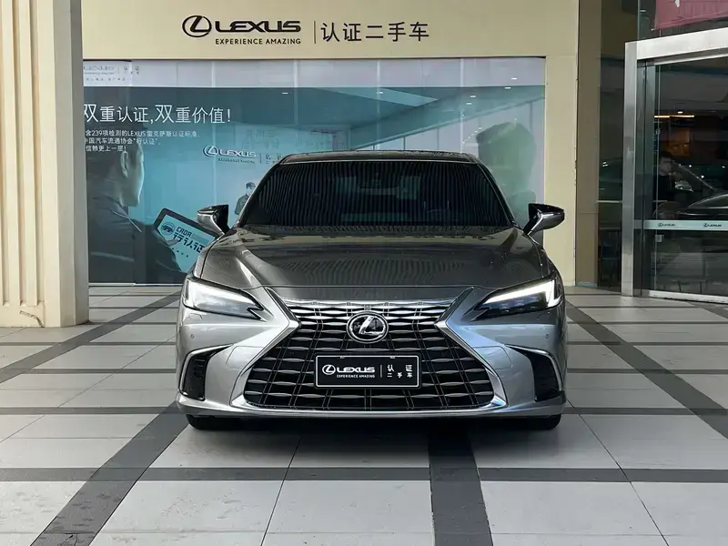 2025 Lexus ES с пробегом 10 300 км