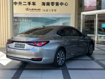 2025 Lexus ES с пробегом 10 300 км